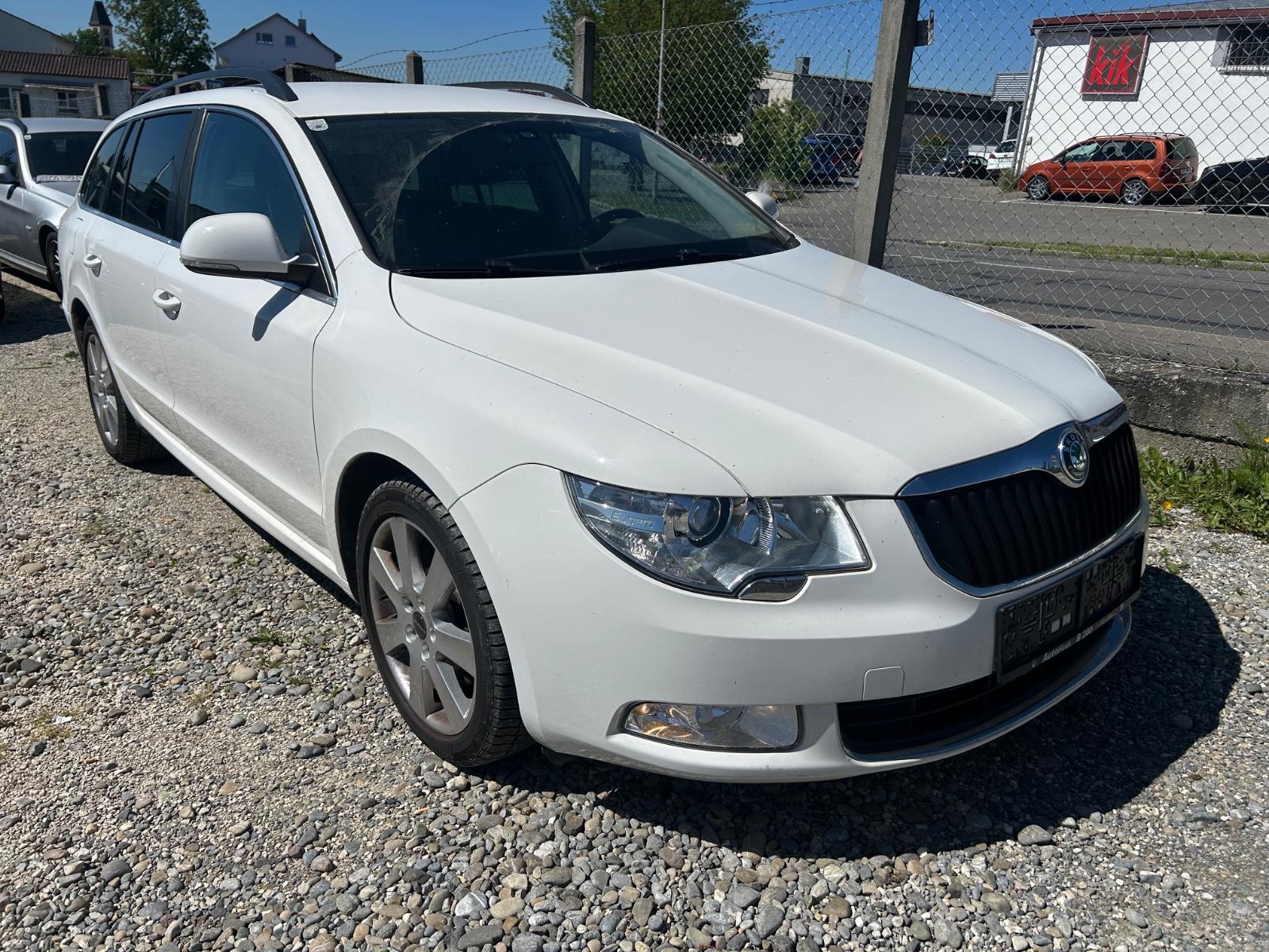 Skoda Superb 2012 — rear view