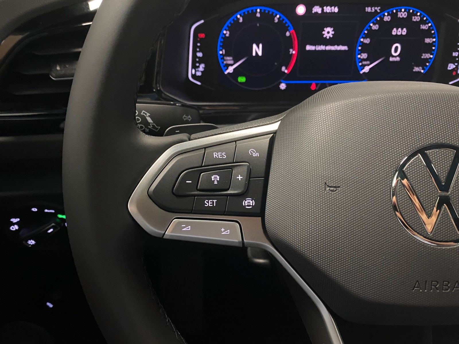 Fahrzeugabbildung Volkswagen T-Roc 1.5 TSI DSG+STYLE+PANORAMA+AHK+GARANTIE+BC