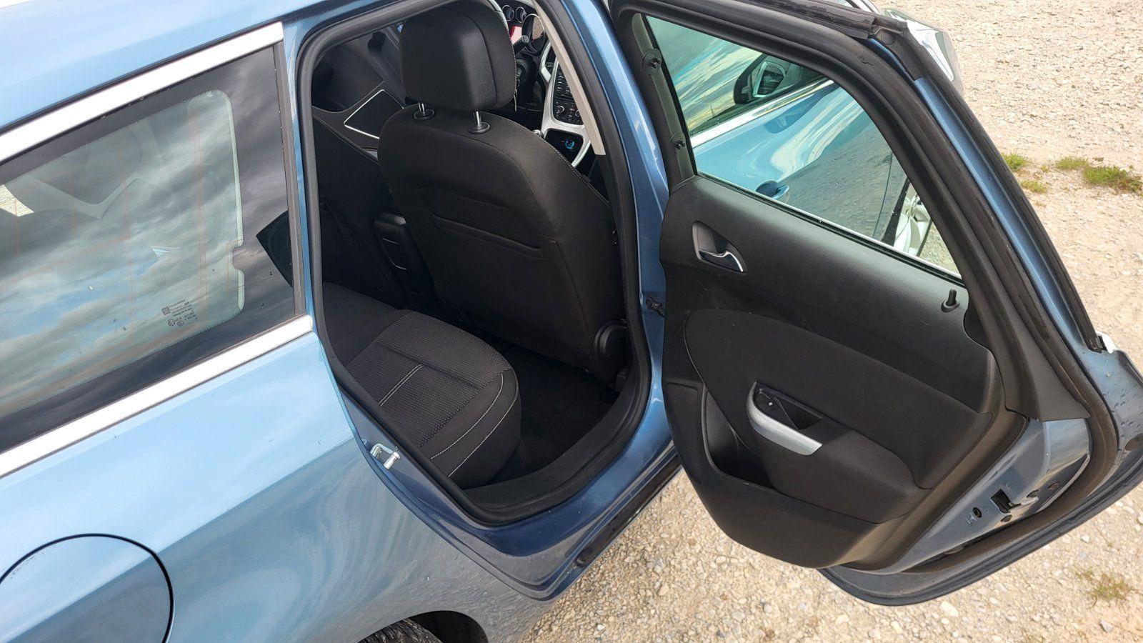 Opel Astra 2011 — photo 14