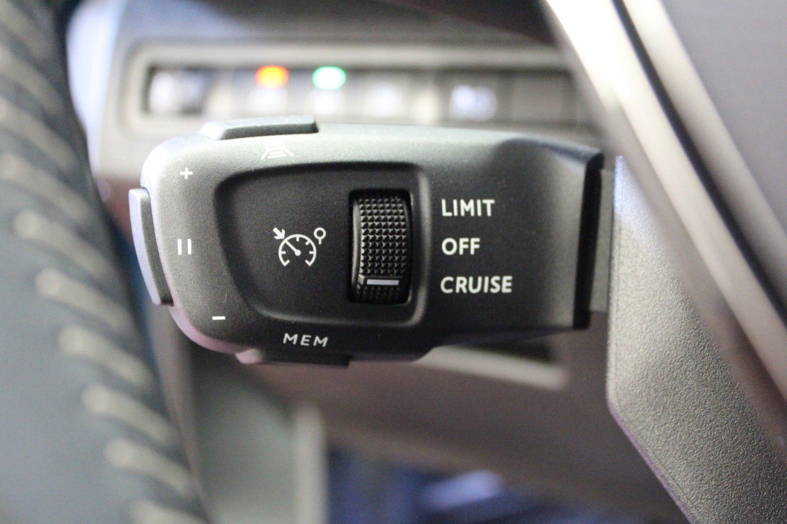 Fahrzeugabbildung Peugeot 3008 Plug-In Hybrid 225 e-EAT8 Allure Pack