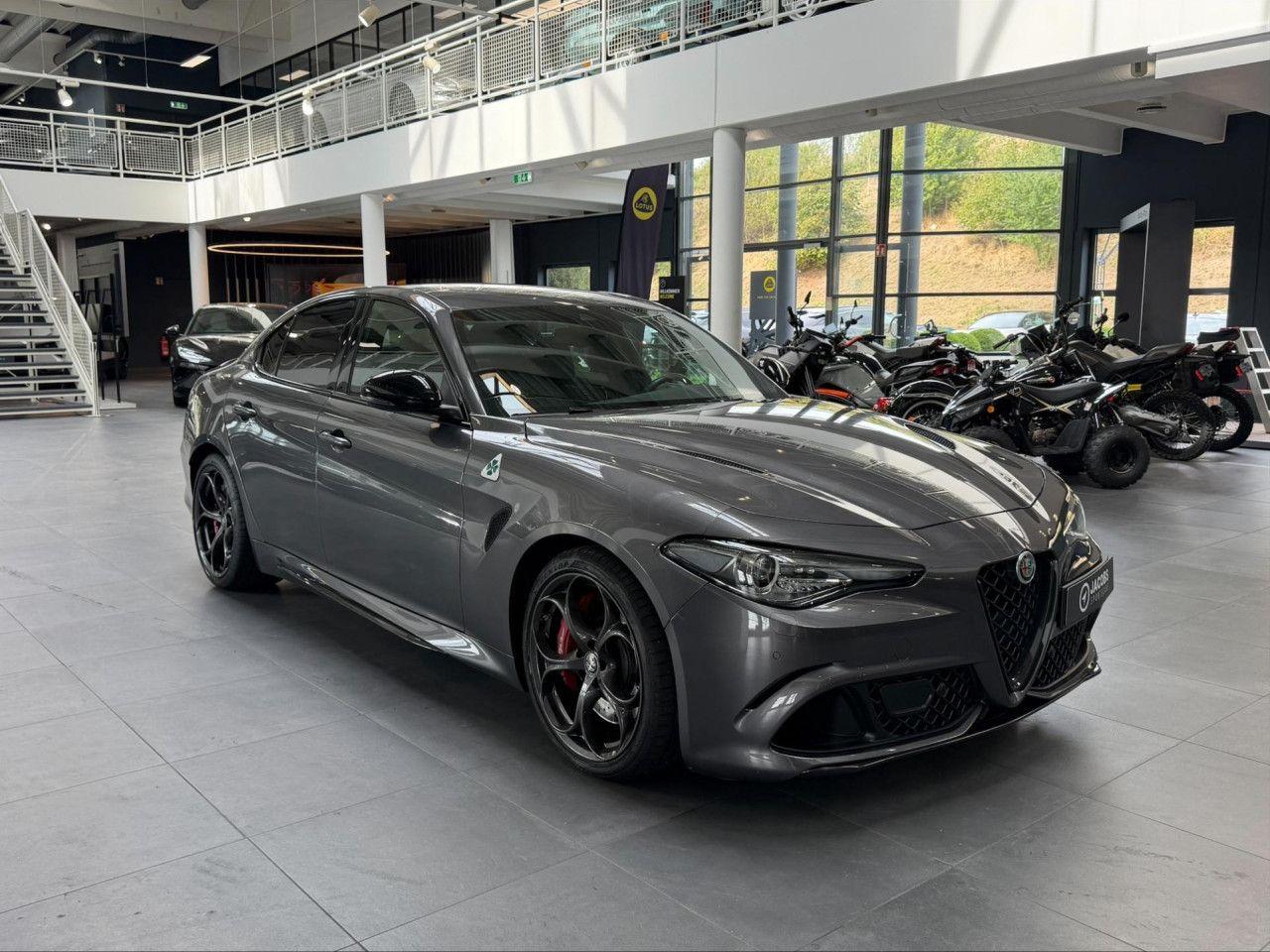 Alfa Romeo Giulia 2.9 V6 Bi-Turbo AT8 Quadrifoglio Navi