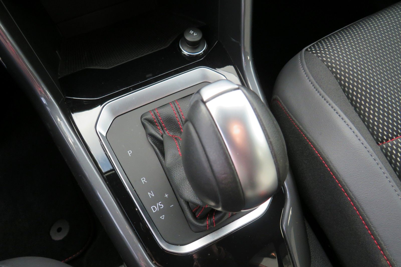 Fahrzeugabbildung Volkswagen T-Roc SPORT/R-LINE ACC KAMERA SITZH. 18`NAVI 1H