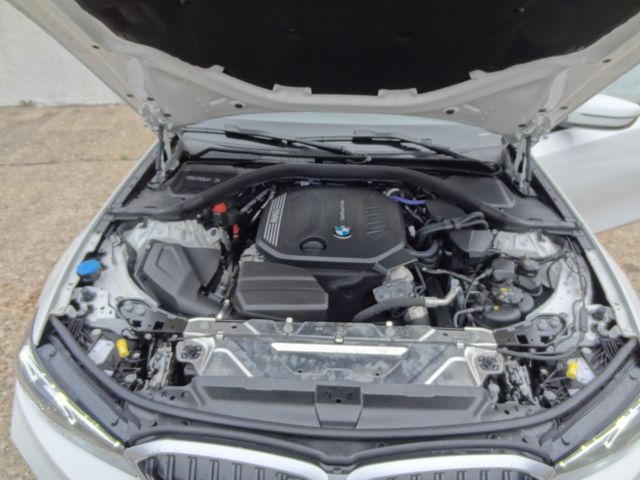 Fahrzeugabbildung BMW 318d/1.Hd/Curved/Navi/AHK/150PS/LED/115TKM/