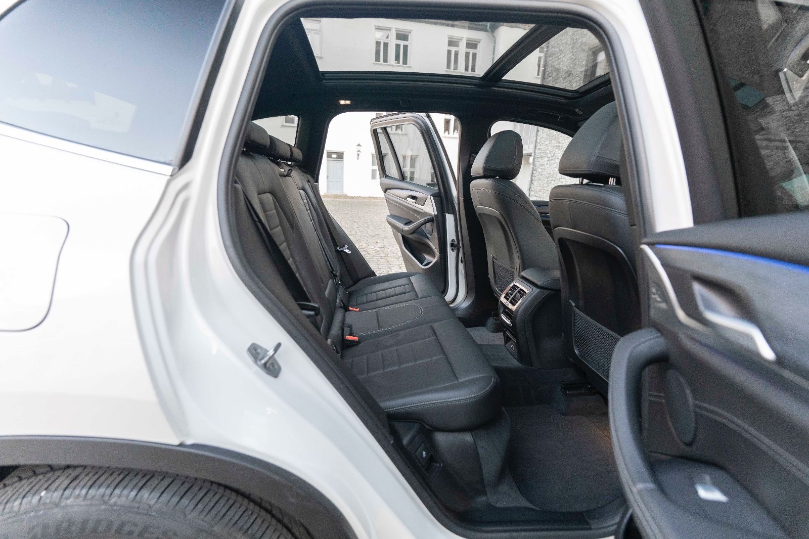 Fahrzeugabbildung BMW X3 xDrive30i HUD LED HIFI KAM NAV PANO SITZH