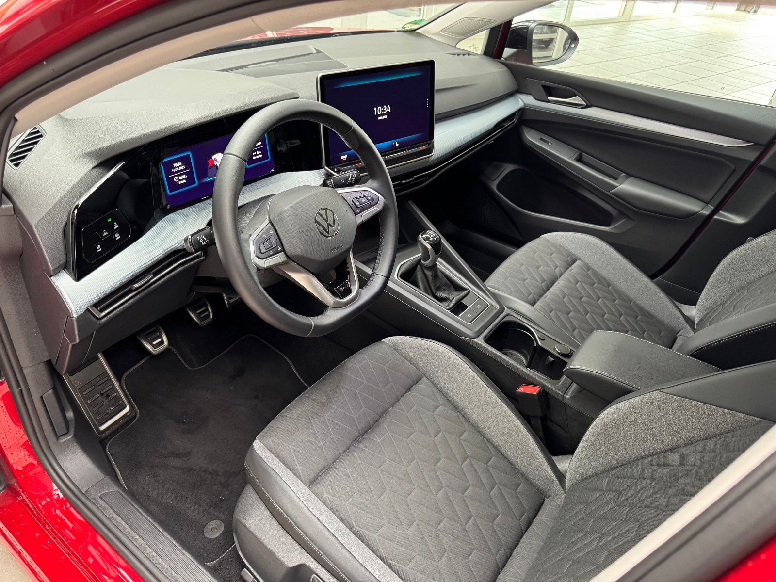 Fahrzeugabbildung Volkswagen Golf VIII Lim. 1.5 TSI +LED+SHZ+NAVI+CARPLAY+GJR