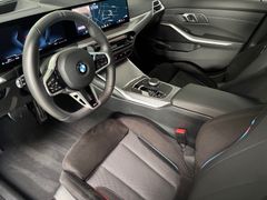 Fahrzeugabbildung BMW 320d Touring Sportautomatic -- AHK/Pano/HeadUp