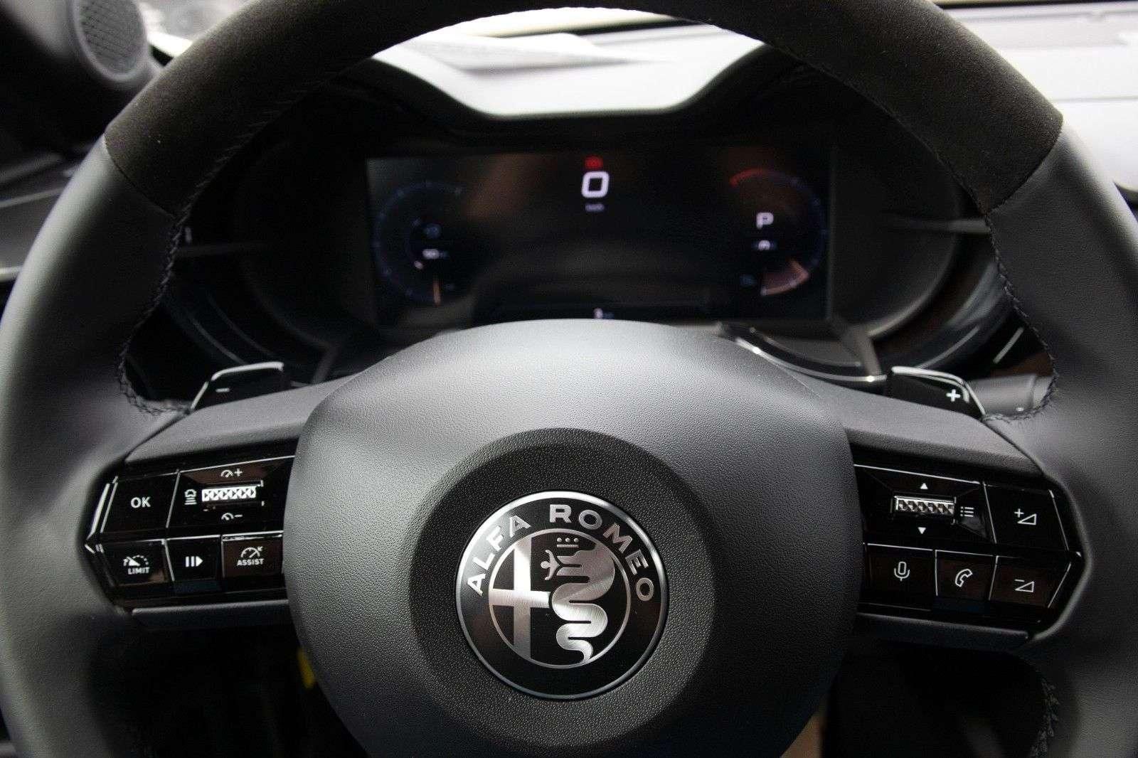 Fahrzeugabbildung Alfa Romeo Junior Q4 Ibrida 1.2 VGT  Prem+Tech+Sport-Paket