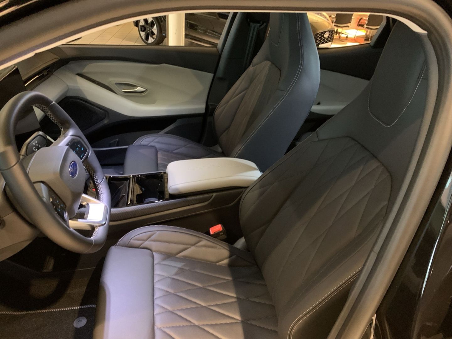 Fahrzeugabbildung Ford Explorer Premium RWD 52 kWh, Wärmepumpe, Matrix
