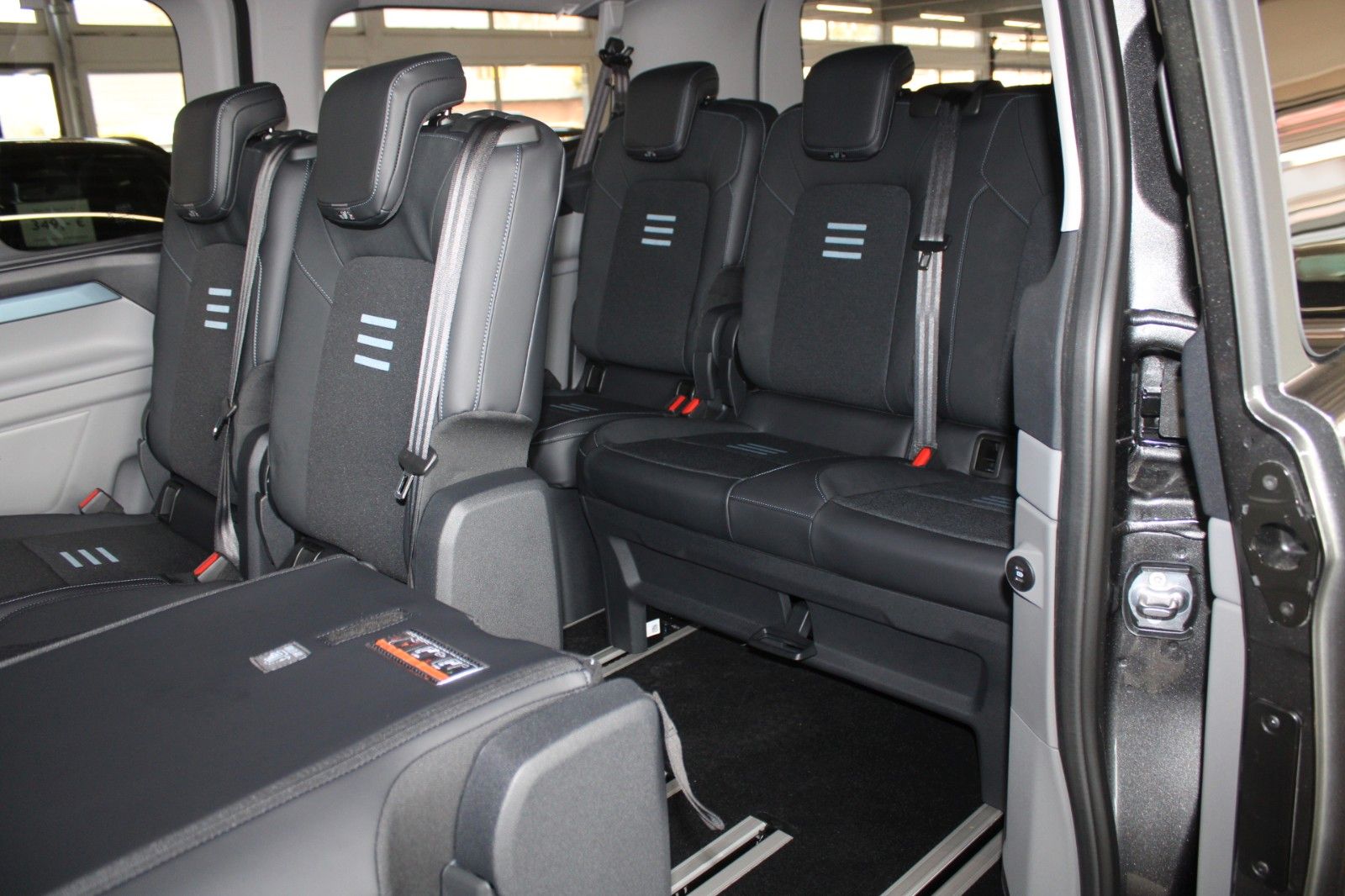 Fahrzeugabbildung Ford Tourneo Custom L1 Active AWD Automatik AHK STDHZ