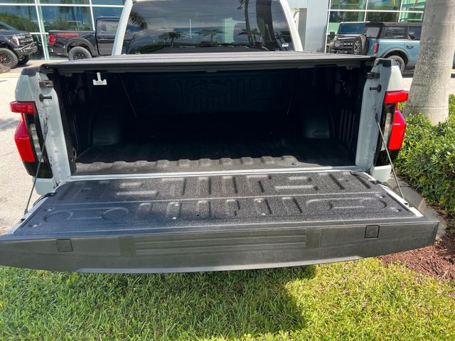Ford F 150 Lightning SXT AWD Elektro 2023 hellgrau