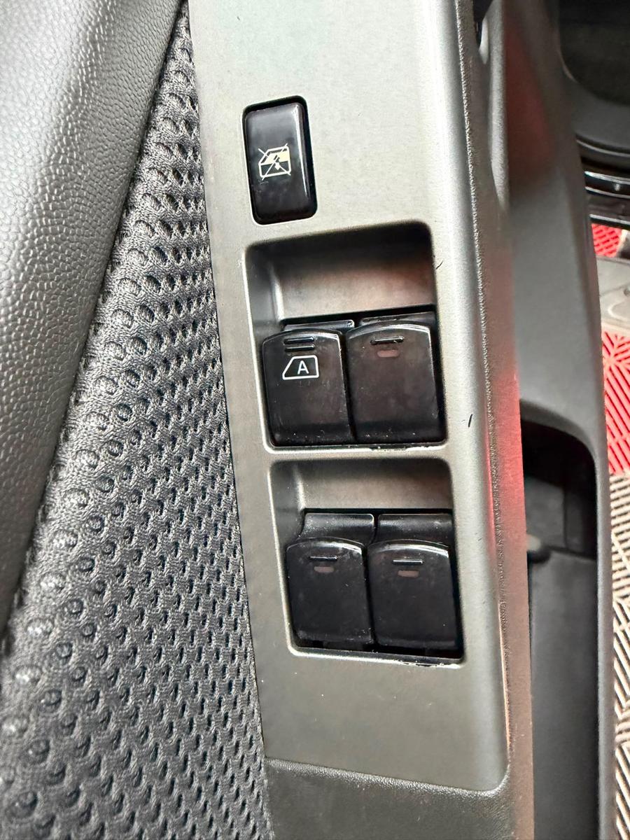 Nissan Navara Double Cabine SE 4x4 | 171 ch | BVA | Double cabine | Phares bi-xénon | Sièges chauffants | GPS | Attelage amovible