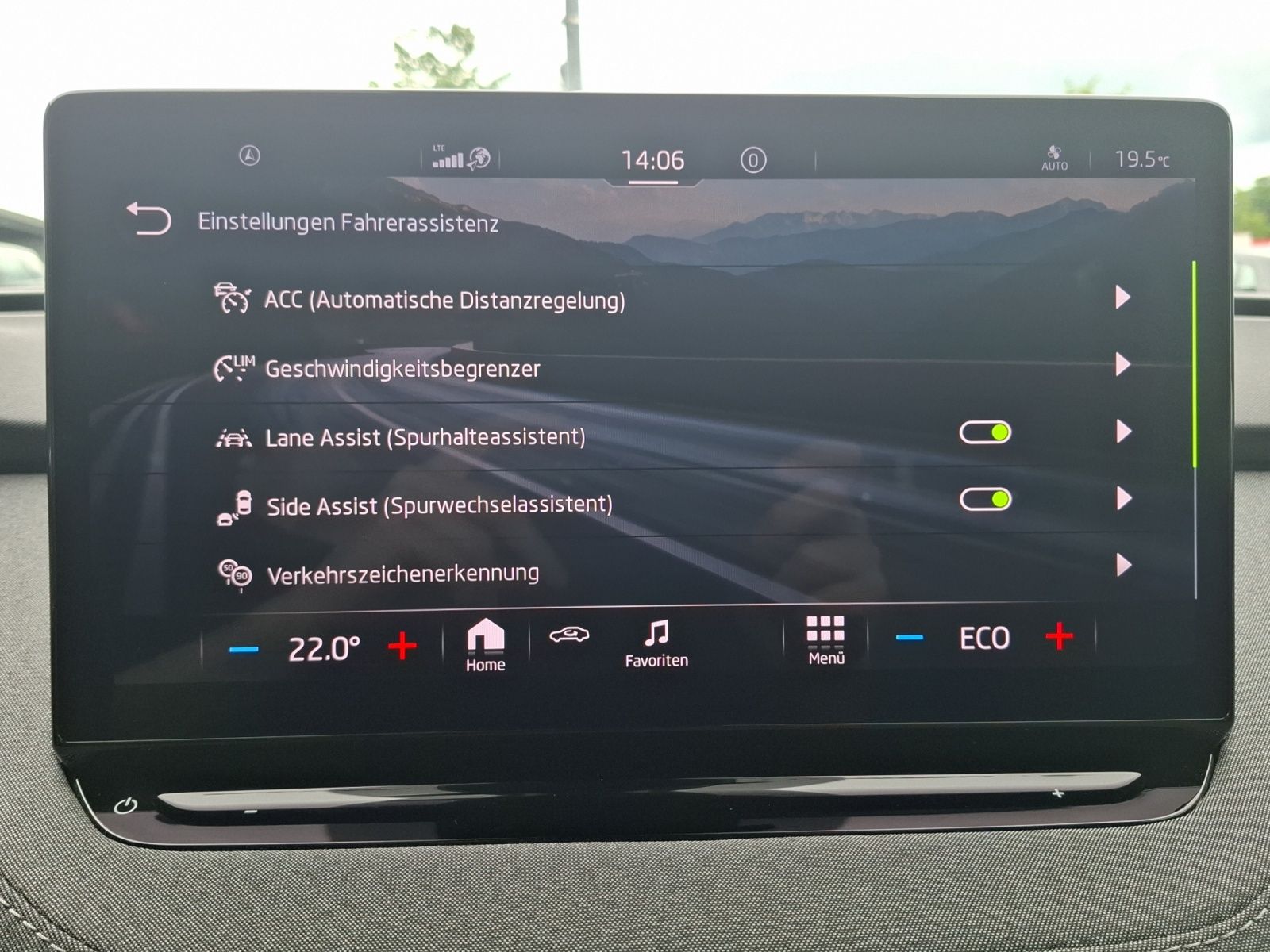 Fahrzeugabbildung SKODA Enyaq 60 Loft LED AHK Navi ACC PDC
