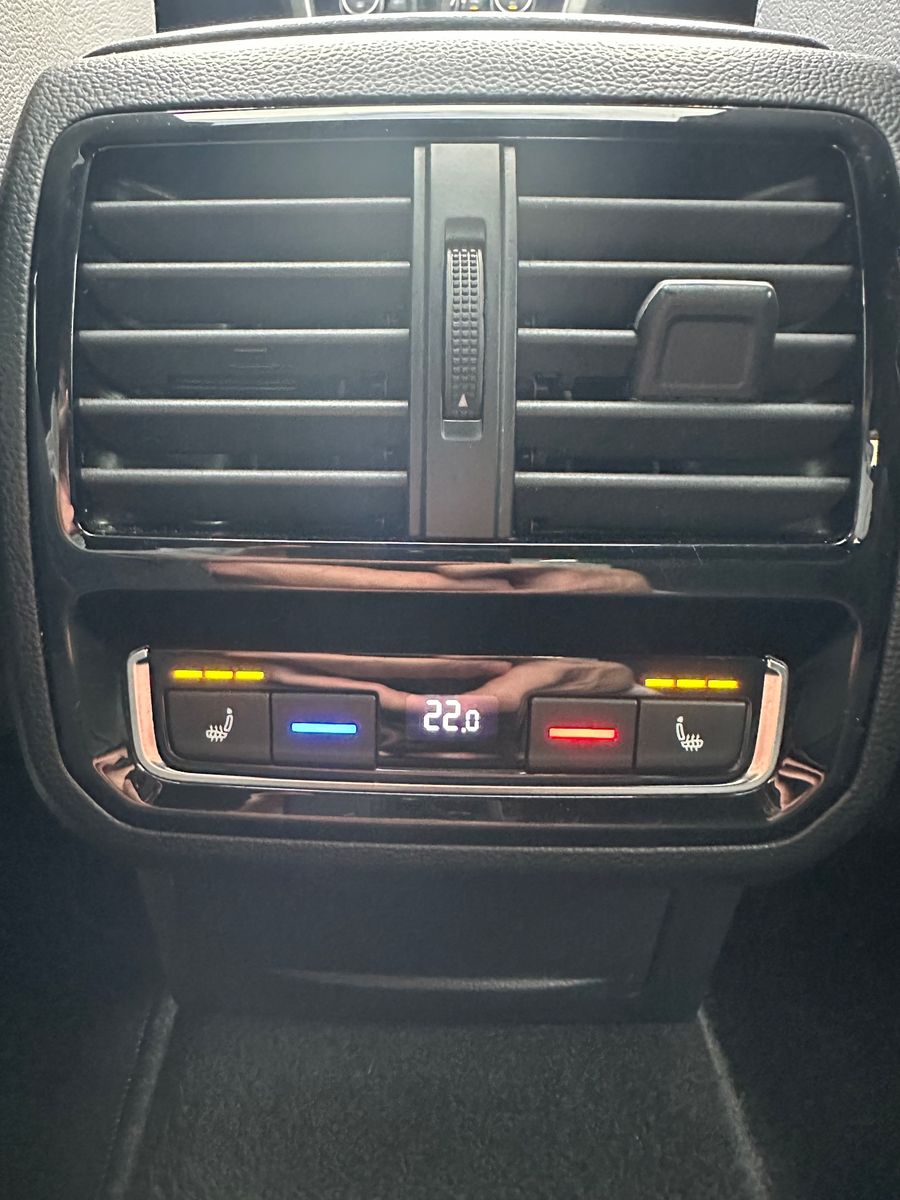 Fahrzeugabbildung Volkswagen Arteon 2.0 TSI DSG R-Line NAV+LED+PANO+360°+ACC