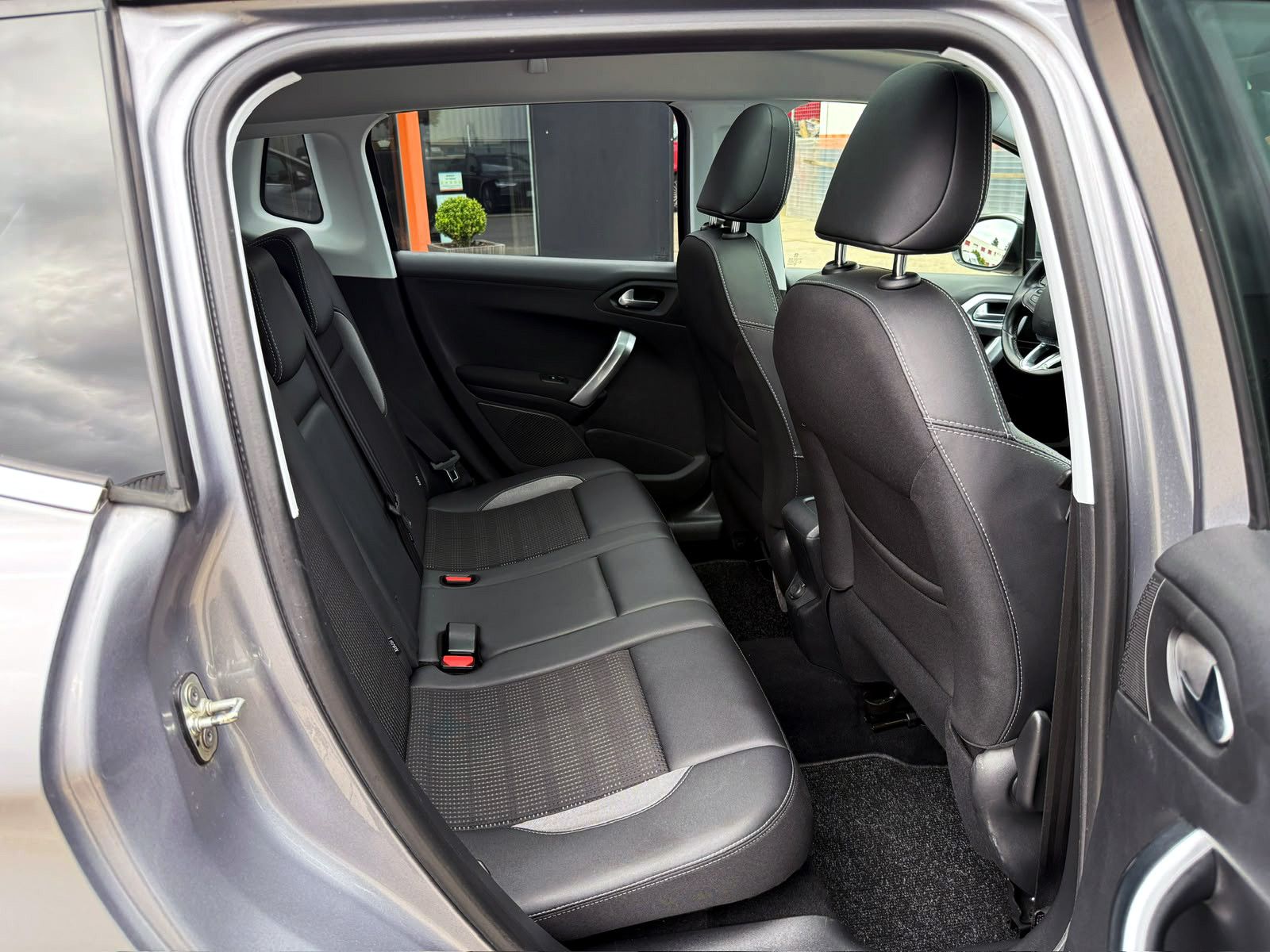 Fahrzeugabbildung Peugeot 2008 Allure 1.2 Auto. KAM PDC SHZ PANO NAV TEMP