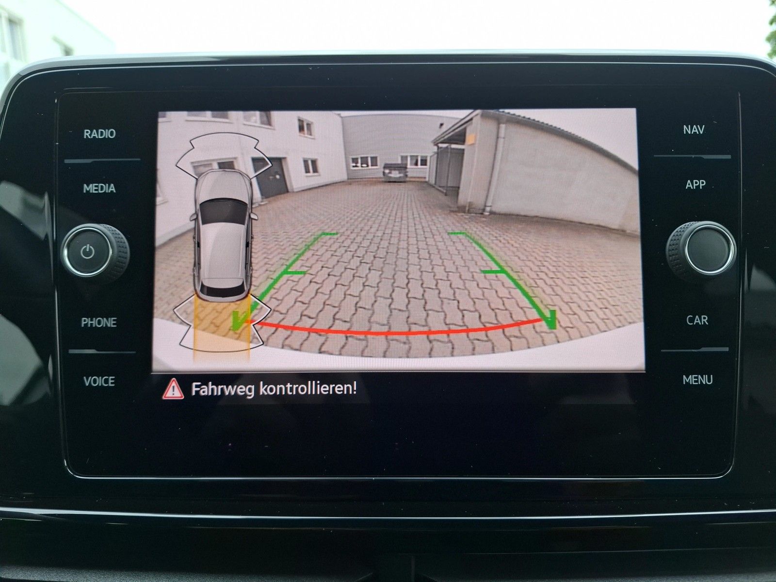 Fahrzeugabbildung Volkswagen T-Roc TSI R-Line DSG Matrix Navi AID ACC RFK SHZ
