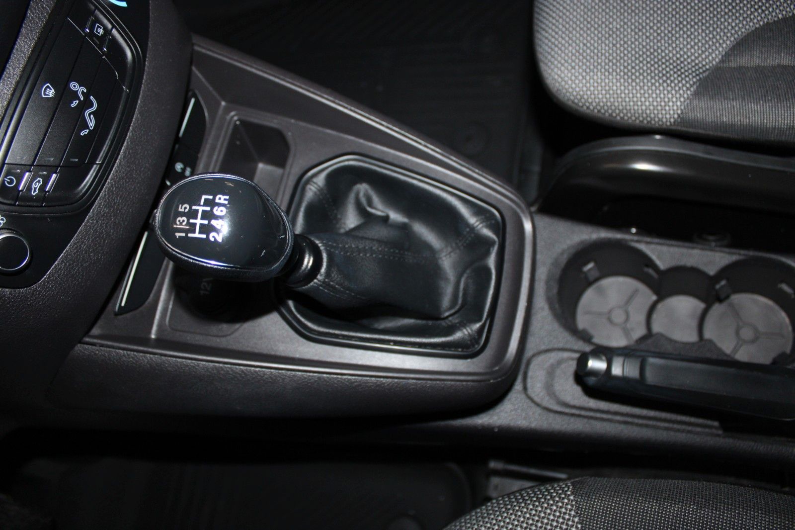 Fahrzeugabbildung Ford Transit Courier Kasten Dachträger