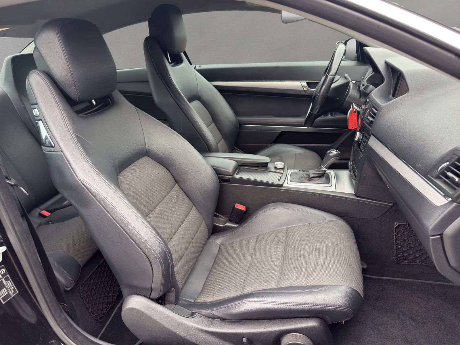 Fahrzeugabbildung Mercedes-Benz E 250 CGI Elegance BlueEfficie Coupe