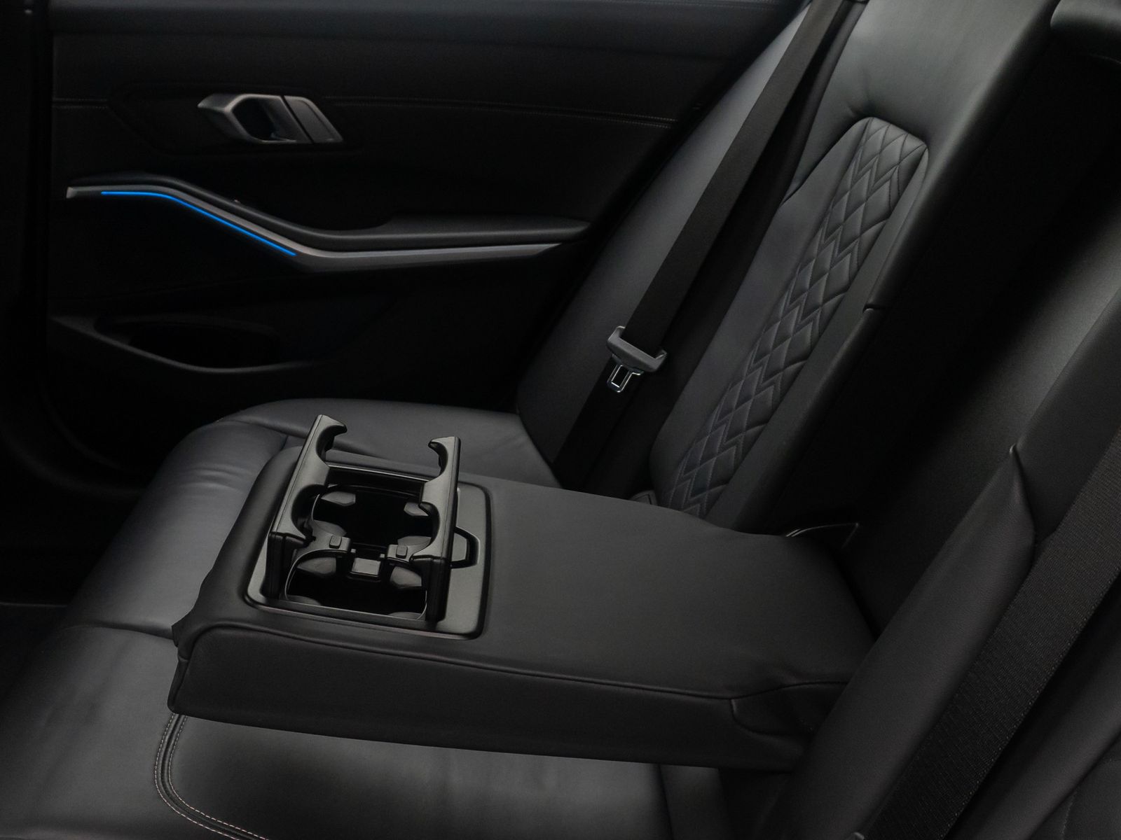 Fahrzeugabbildung BMW 330e Luxury Line Laser DAB 360°HUD Leder Komfort