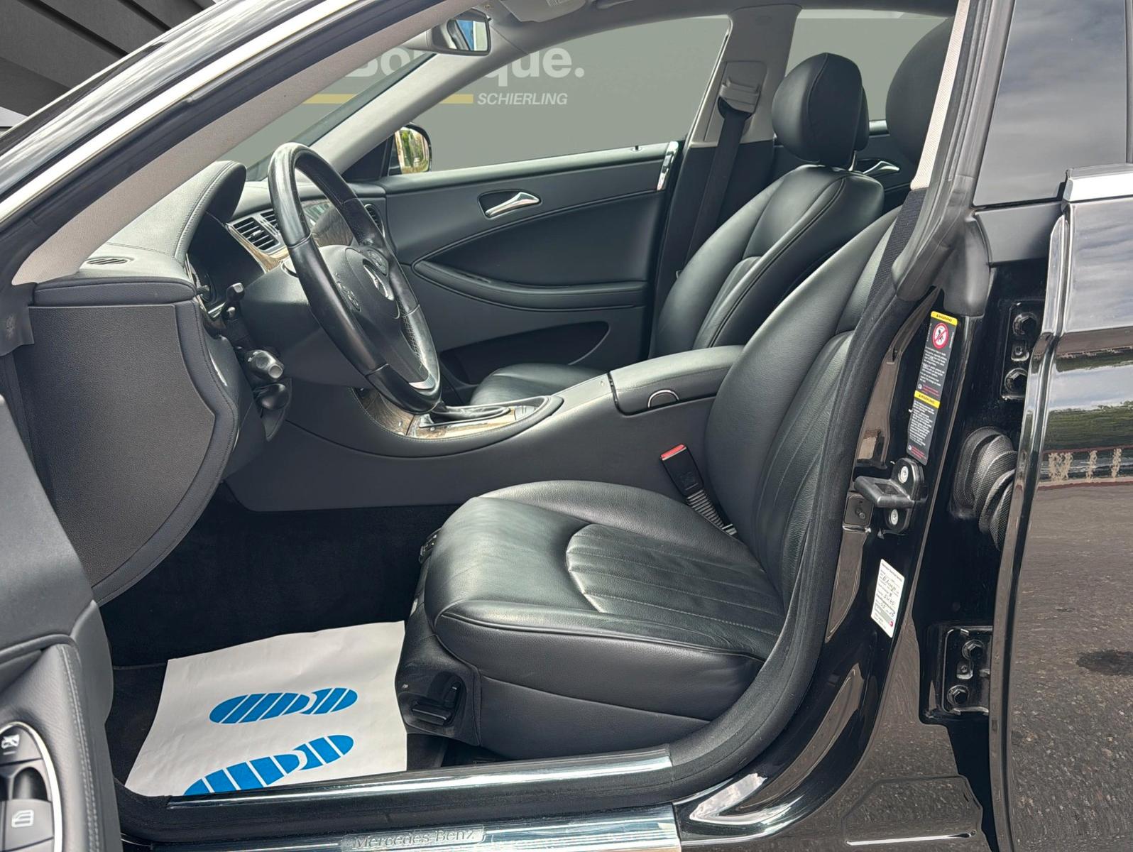 Mercedes-Benz CLS 300 7G-TRONIC /NAVI/LEDER/H&K SOUND/PANO