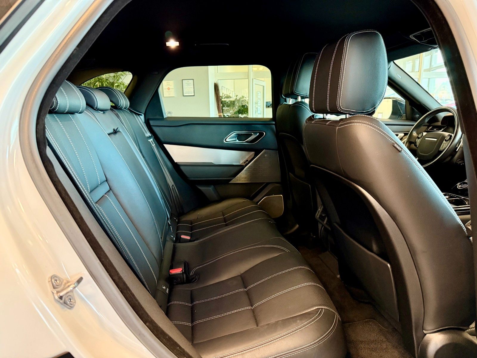 Fahrzeugabbildung Land Rover Range Rover Velar P250 R-Dynamic SE DesignPaket