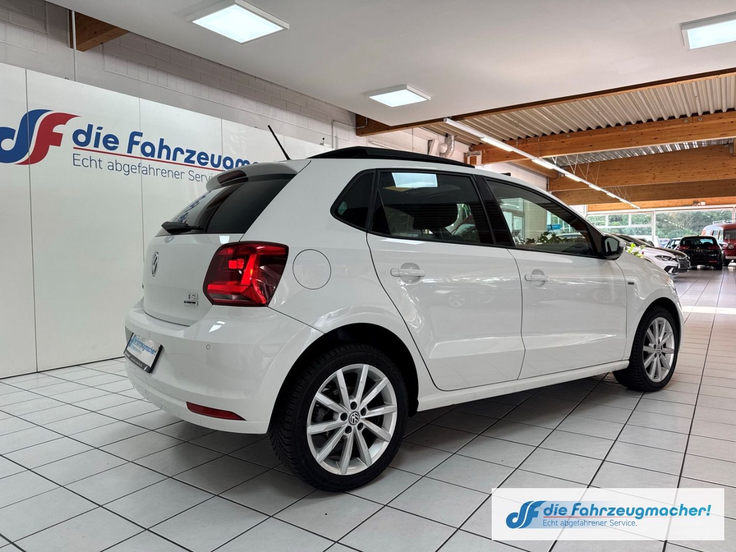 Fahrzeugabbildung Volkswagen Polo V Original 1.2TSI DSG Pano Kamera Navi LED