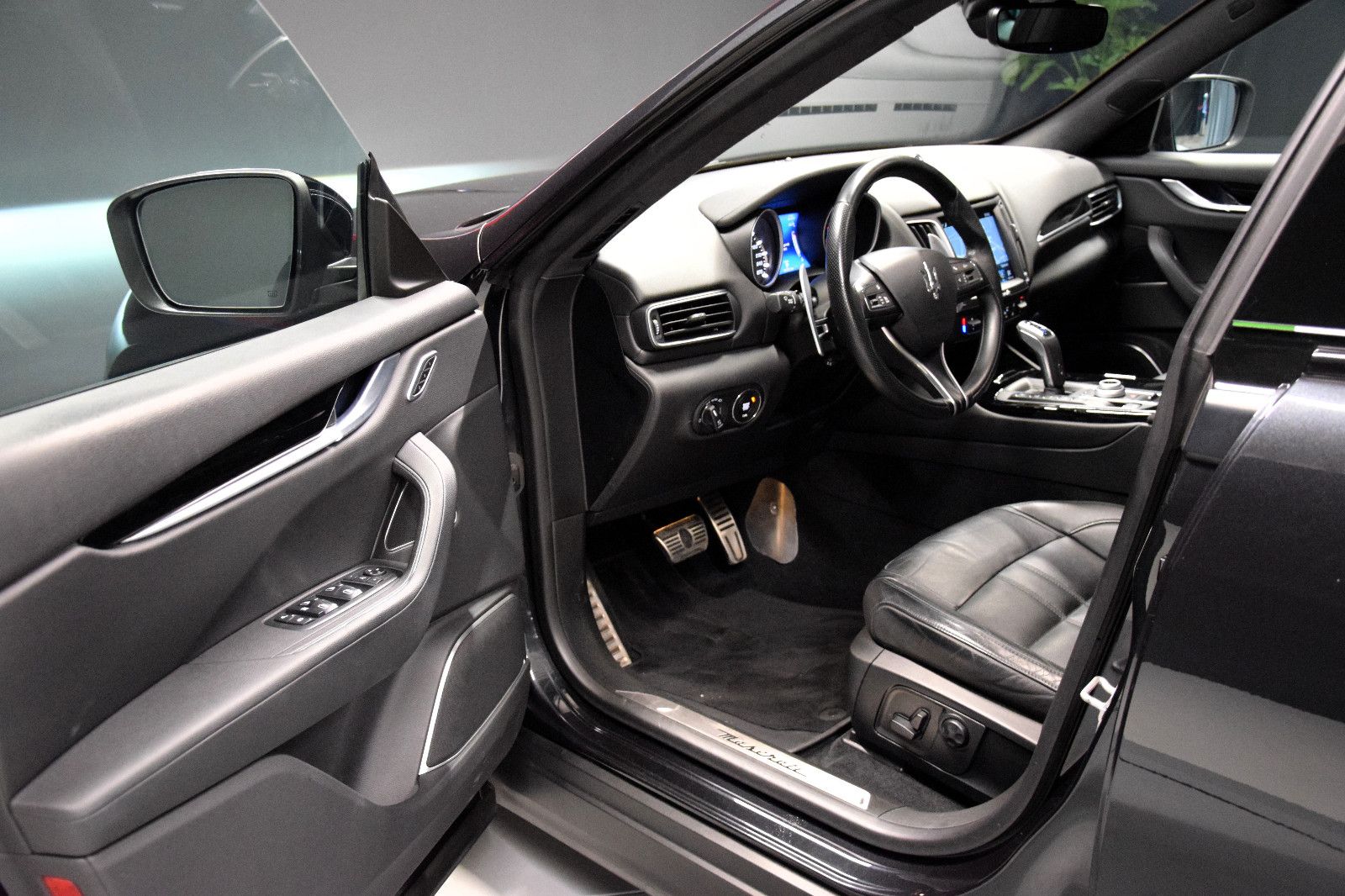 Fahrzeugabbildung Maserati Levante GranSport Pano Luft Trofeo Optik 21"