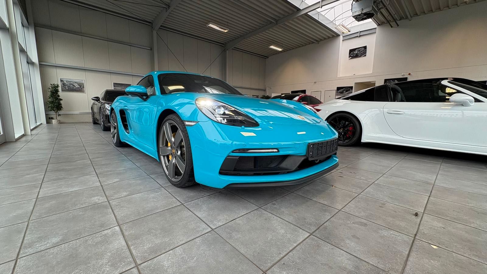 Fahrzeugabbildung Porsche Cayman 718 GTS  18 fach sitze/keramik