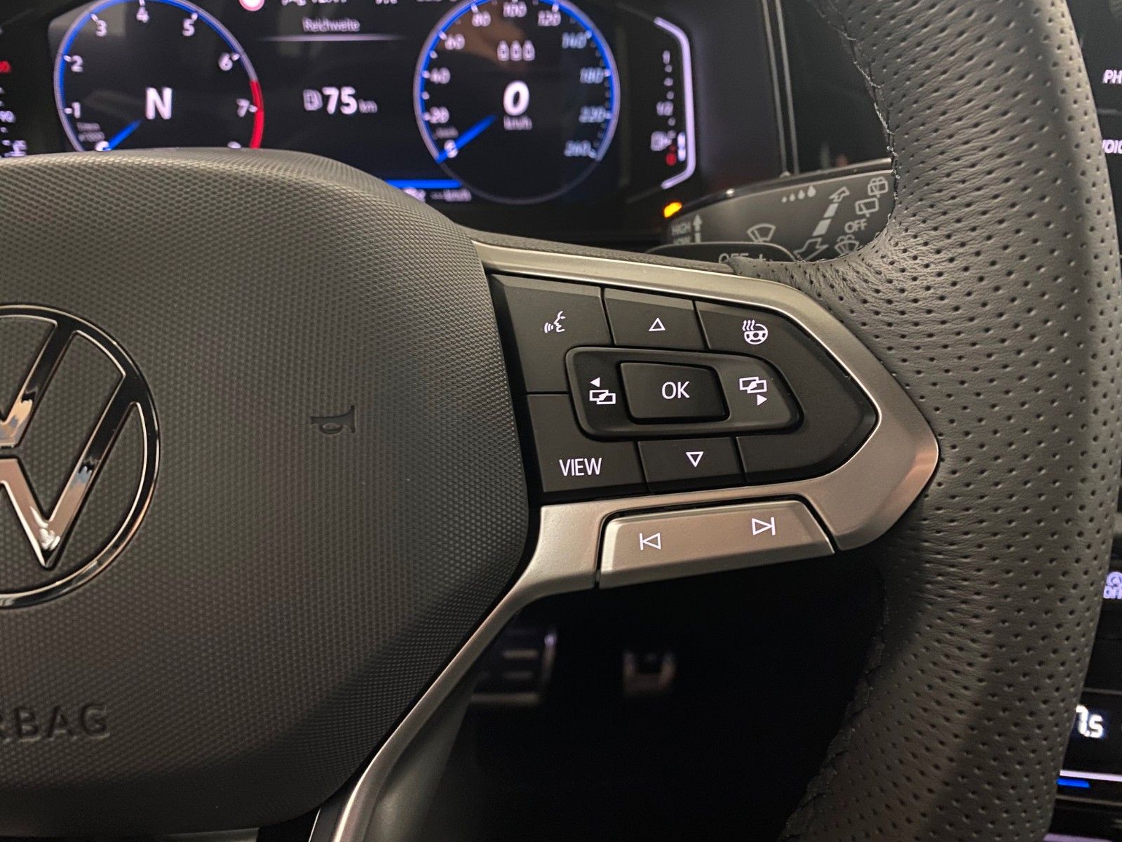 Fahrzeugabbildung Volkswagen T-Roc 2.0 TSI DSG 4MOTION R-Line+AHK+Black Style