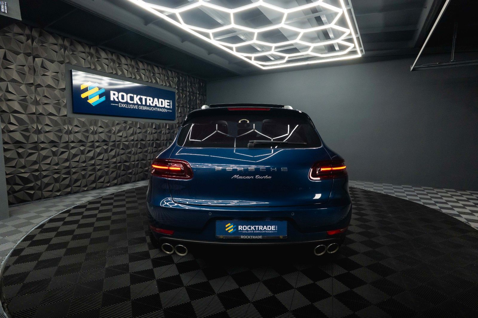 Fahrzeugabbildung Porsche Macan Turbo Sport-Design Chrono+ *Pano*DAB*LED*