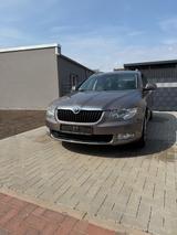 Skoda Superb 1.8 TSI DSG Elegance Combi  - Skoda Superb aus 2011: Kombi