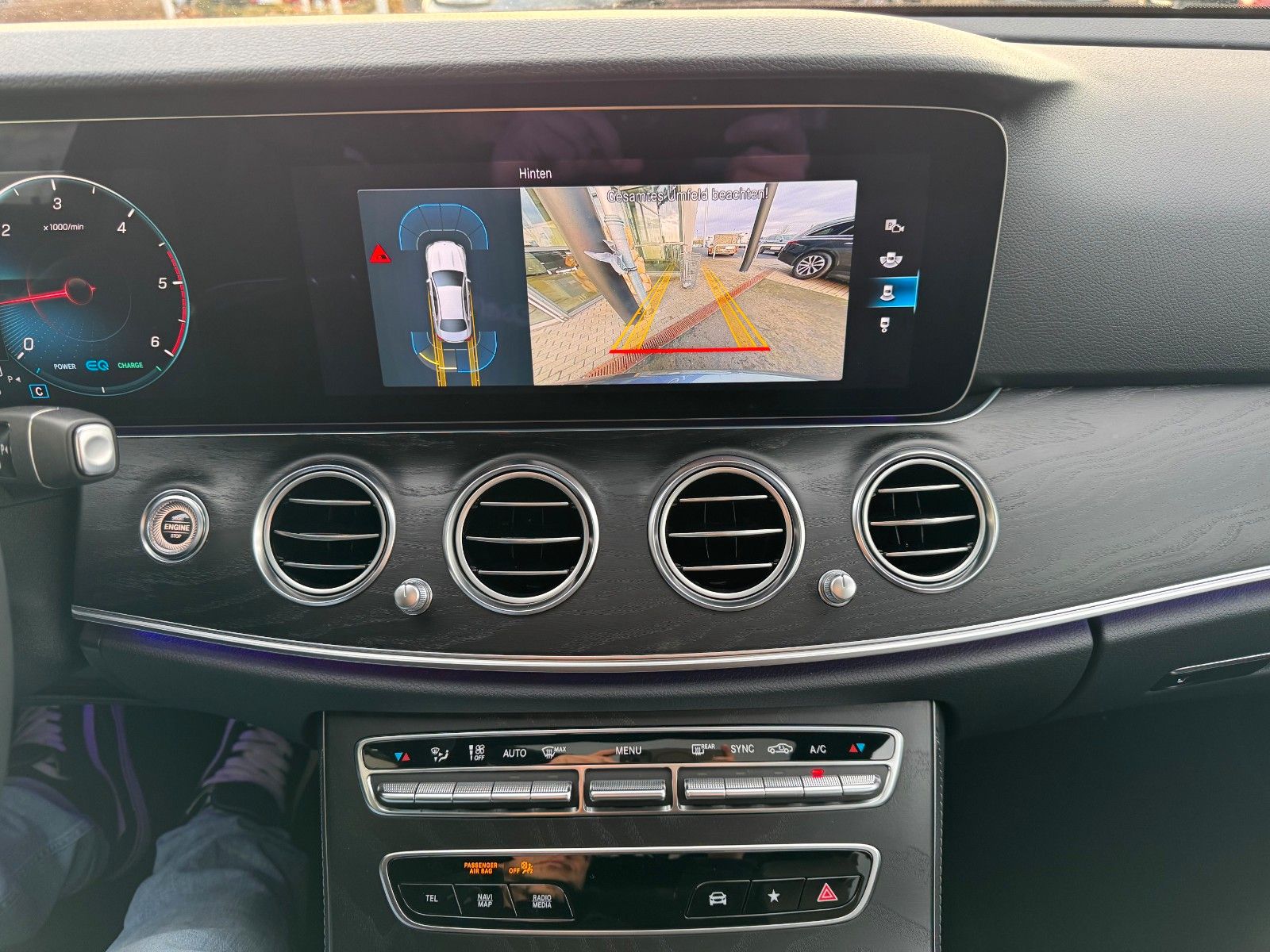 Fahrzeugabbildung Mercedes-Benz E 220d Avantgarde+Distr+Pano+AHK+MultiB+Ambiente