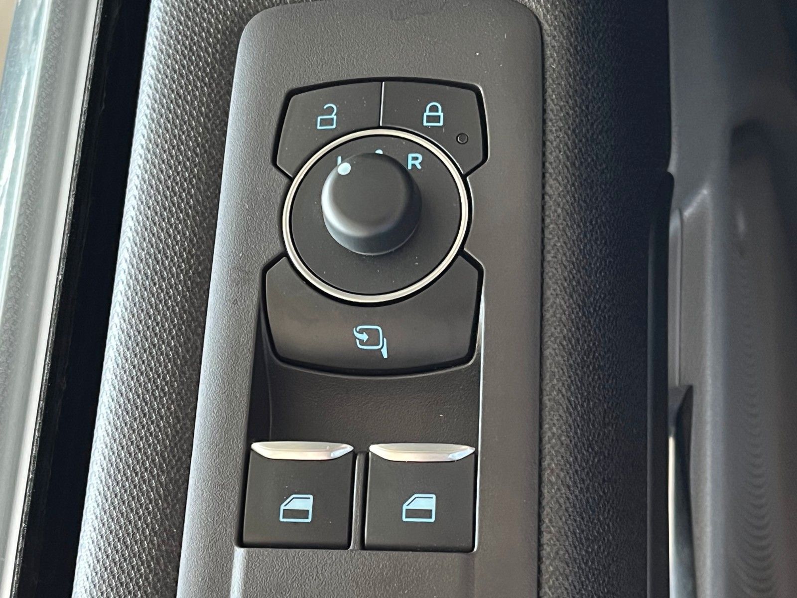 Fahrzeugabbildung Ford NUGGET L2 Titanium Aufstelldach Markise uvm.