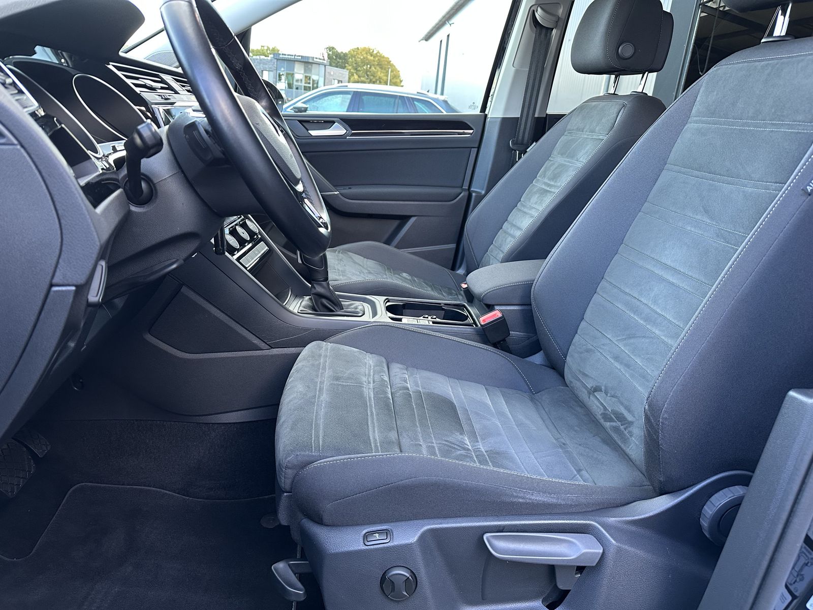 Fahrzeugabbildung Volkswagen Touran 2.0 TDI DSG Comfortline NAV+LED+AHK+KAM