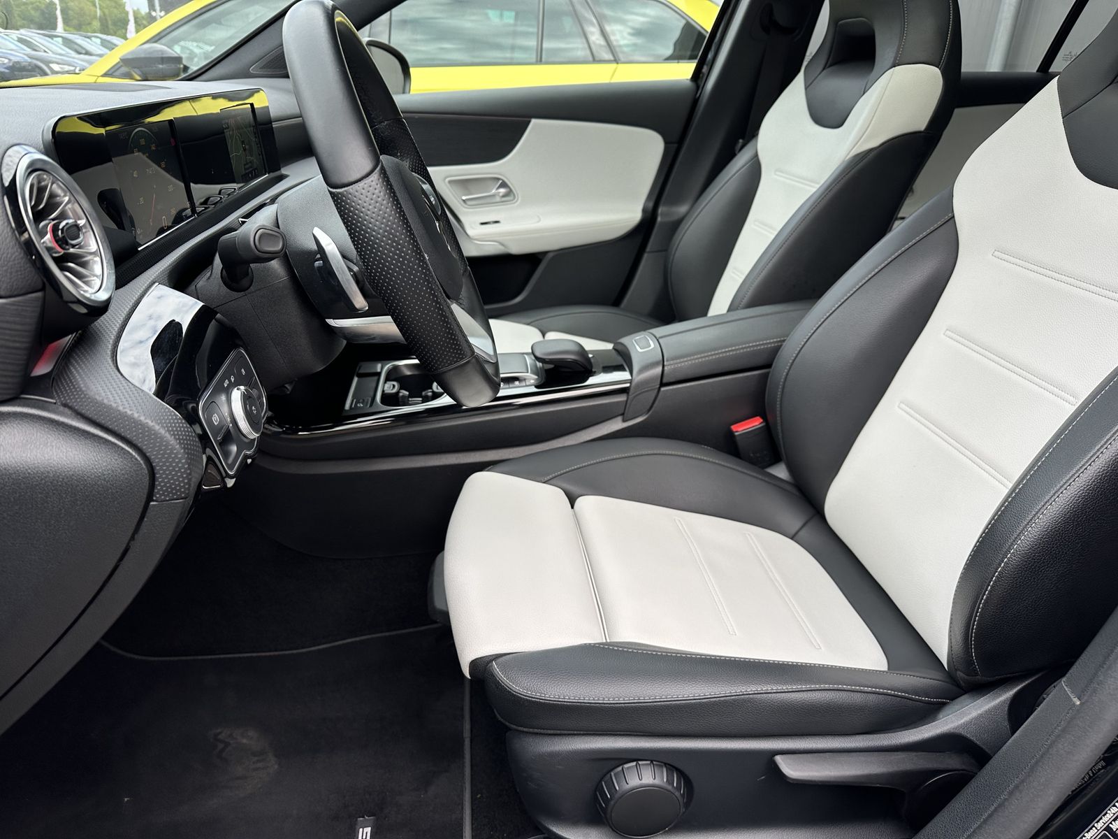 Fahrzeugabbildung Mercedes-Benz A 200 AMG Line NAV+LED+KAMERA+PANORAMA+WIDESCREE