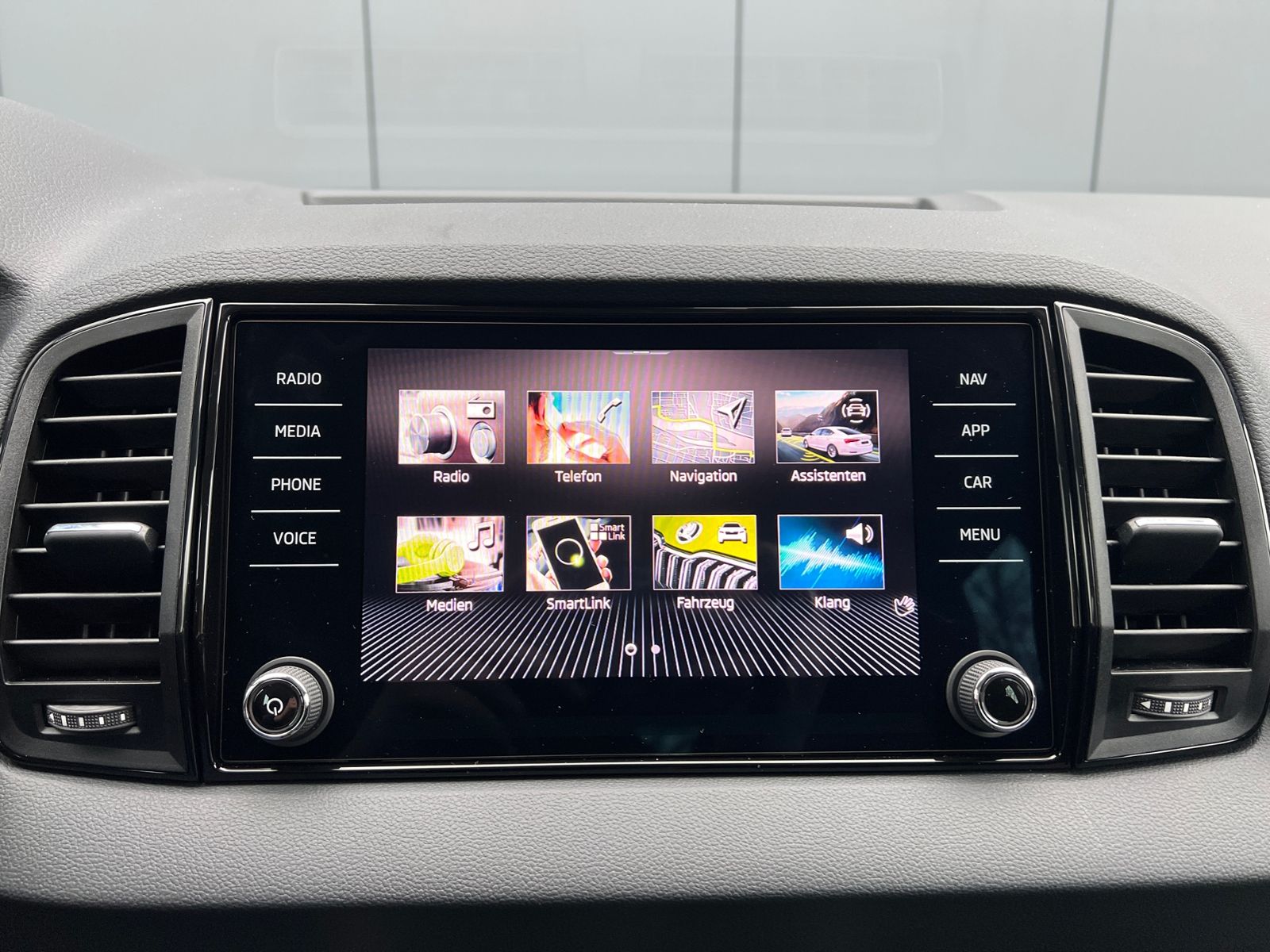 Fahrzeugabbildung SKODA Karoq Tour 1.5 TSI DSG *AHK, 17" LM-Felge, Navi,