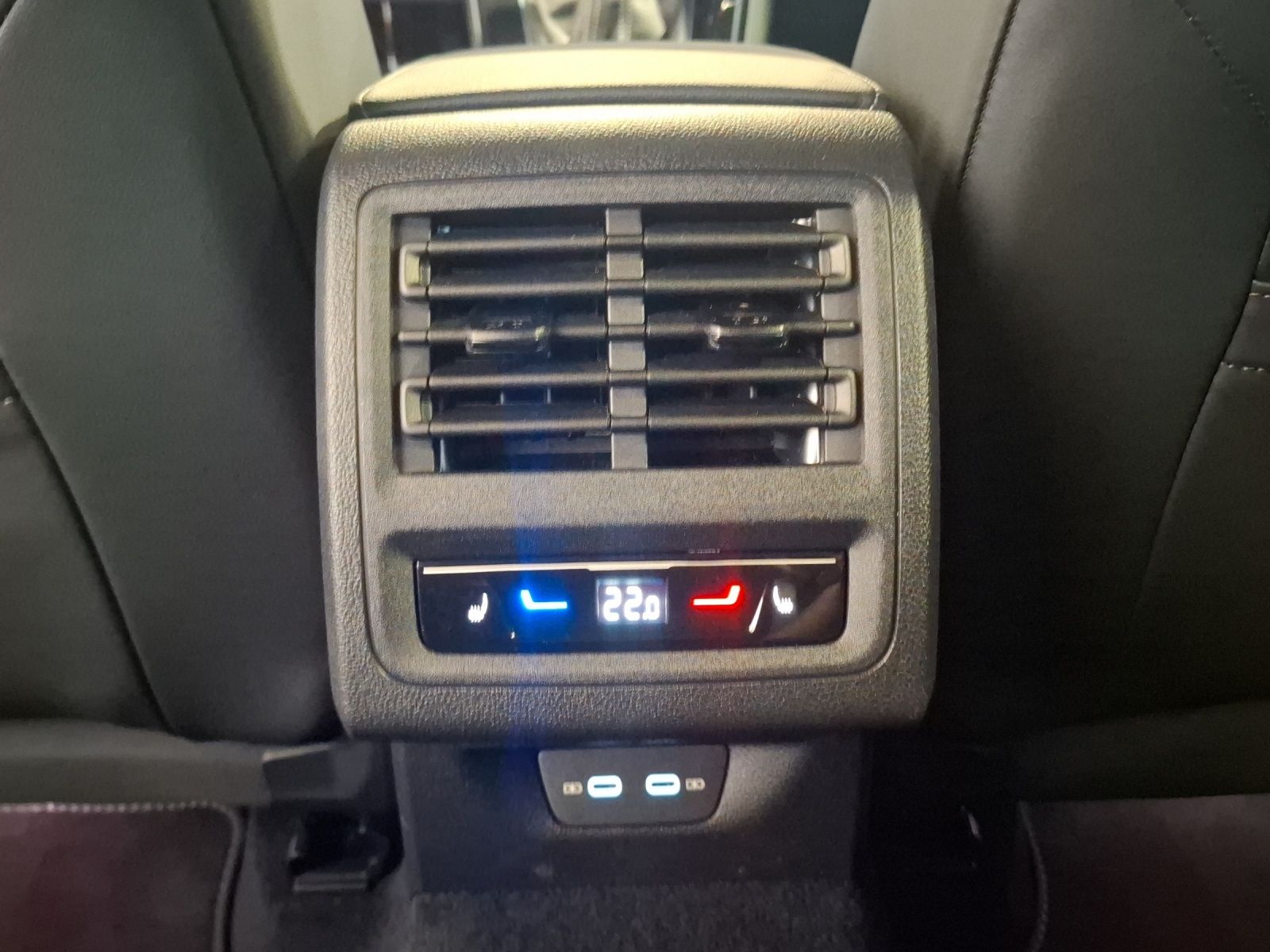 Fahrzeugabbildung Volkswagen Golf VIII Variant TSI R-Line Standhzg. LEDplus N