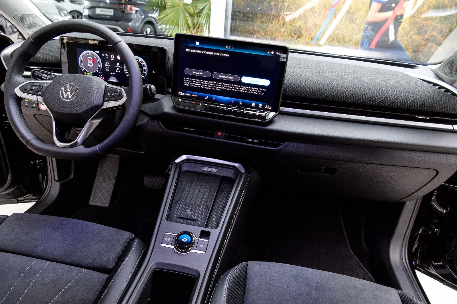 Fahrzeugabbildung Volkswagen T-Roc 1.5 eTSI  Style+IQ-Light+AHK+5 Jahre Gar.