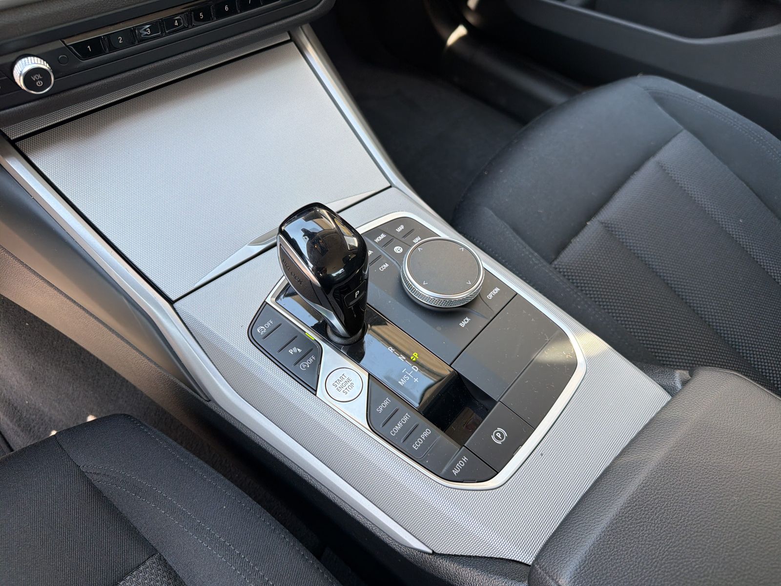 BMW 320i Limousine SHZ DAB foto 14