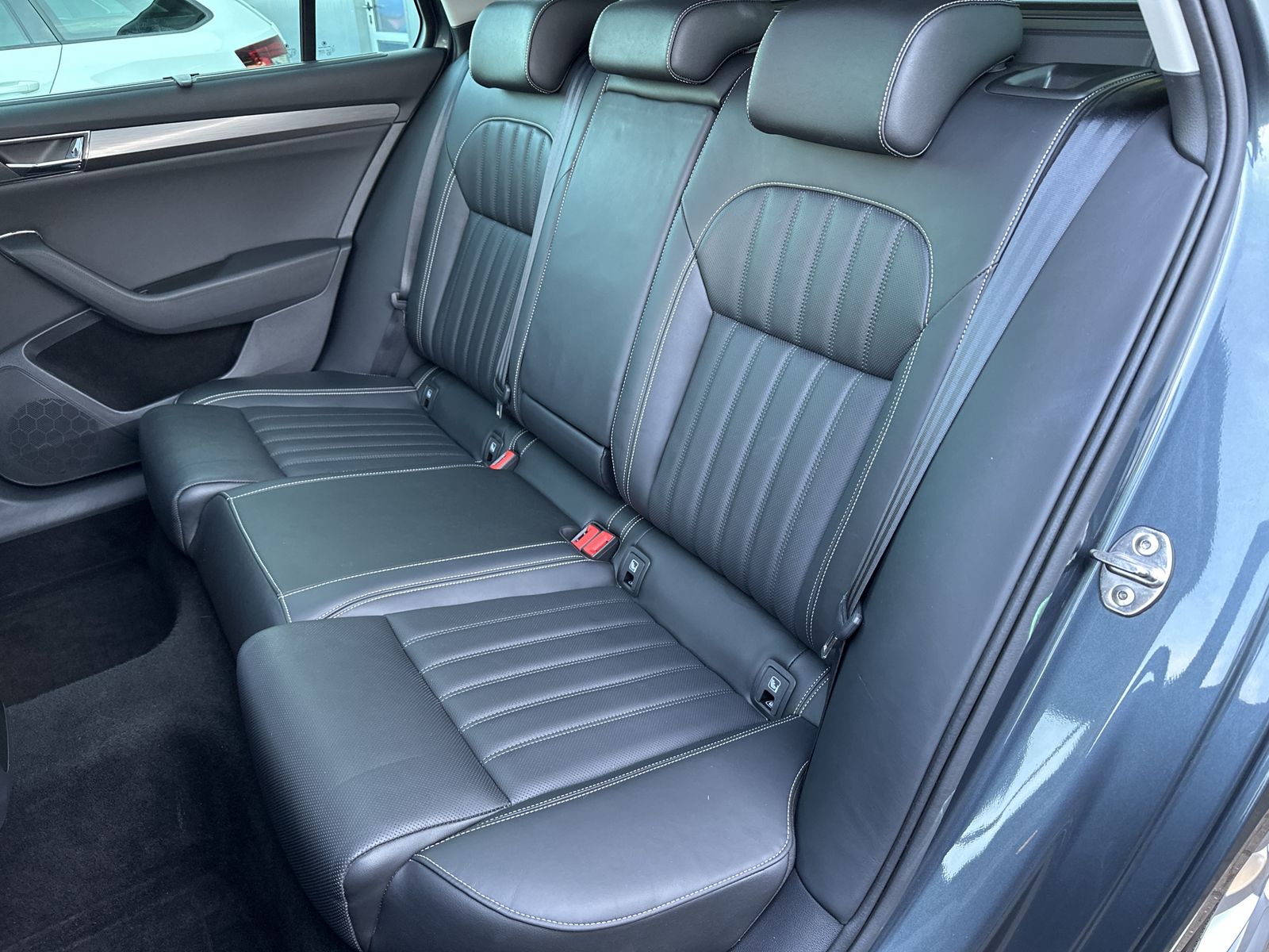 Fahrzeugabbildung SKODA Superb Combi 2.0 TDI DSG 4x4 NAV+LED+VCOCK+PANO