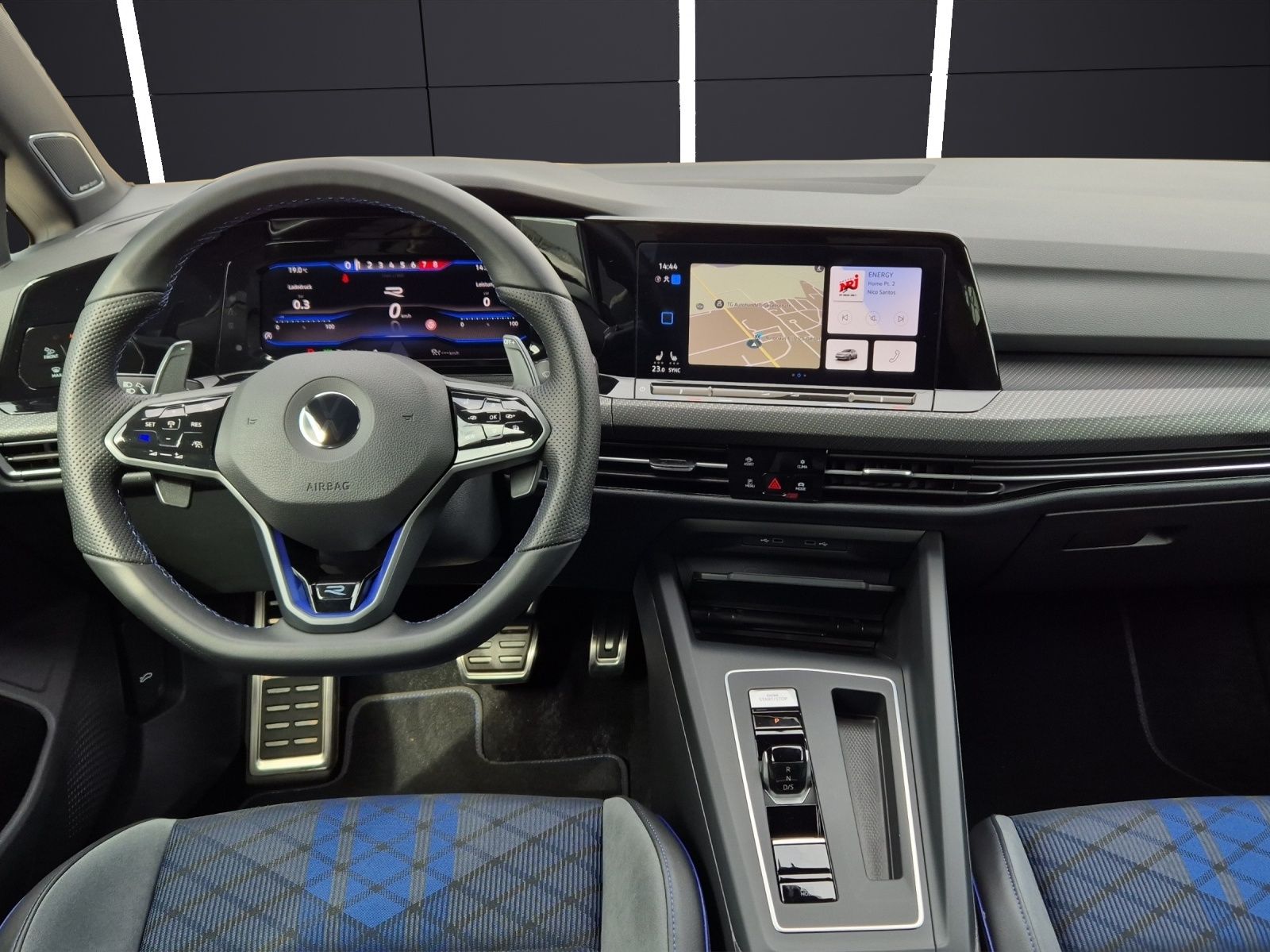 Fahrzeugabbildung Volkswagen Golf VIII R DSG 4M LEDplus Navi AID Pano Akra AC