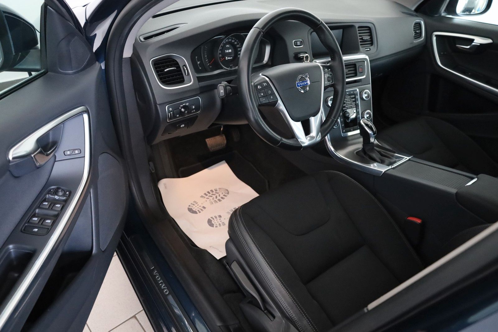 Fahrzeugabbildung Volvo V60 Kombi Momentum T.Leder,Navi,Xenon,Kamera,AHK