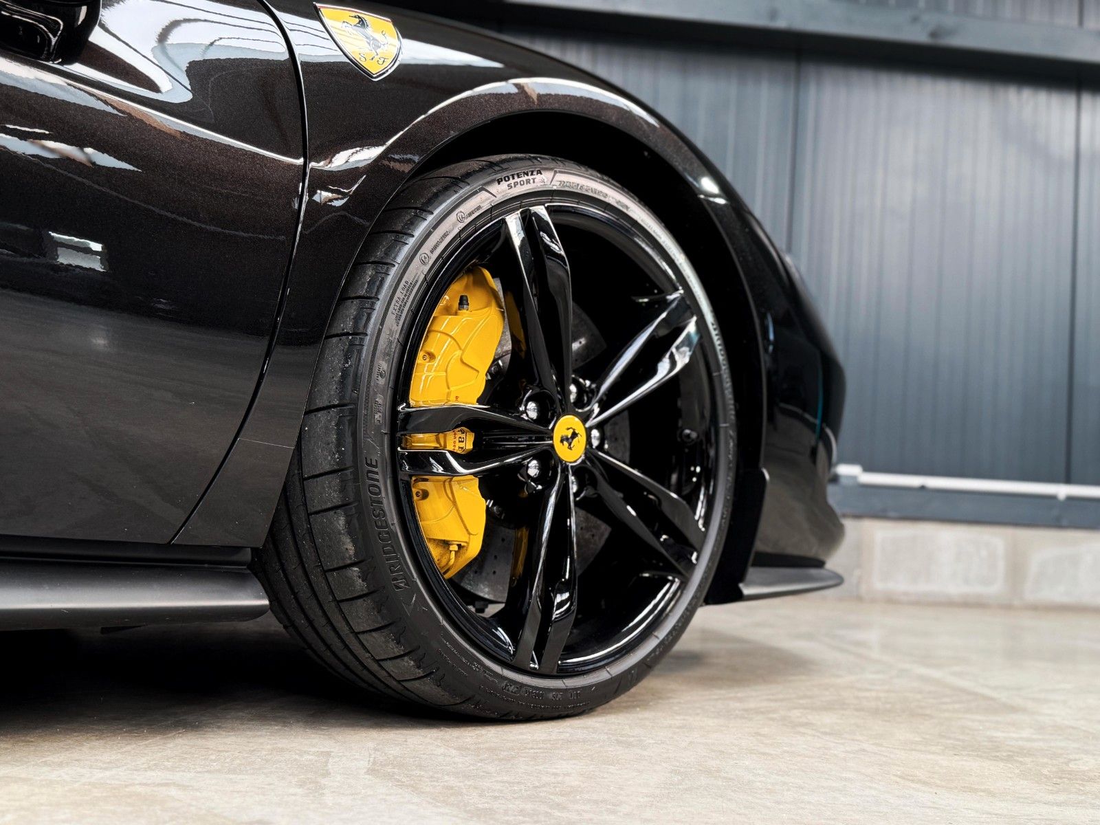 Fahrzeugabbildung Ferrari 296 GTS + Nero Extracampione + Racing Seats