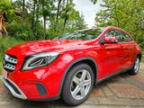 Mercedes-Benz GLA 180 - - rote Mercedes-Benz GLA 180