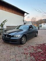 BMW E90 320i Rentner Fahrzeug - BMW 320: E90
