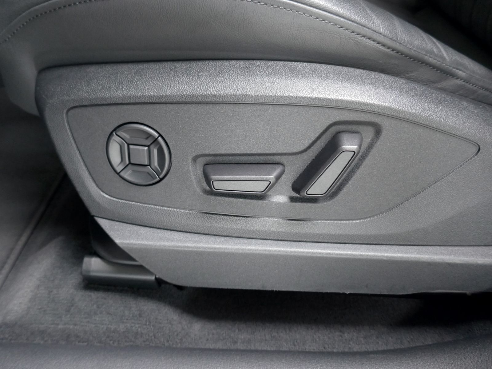 Fahrzeugabbildung Audi e-tron advanced 55 quattro 300kW | LED RFK CCS