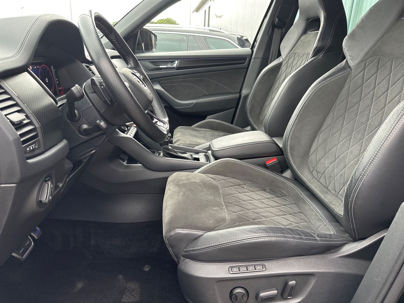 Fahrzeugabbildung SKODA Kodiaq Sportline NAV+LED+ACC+KAMERA+20ZOLL+KESSY