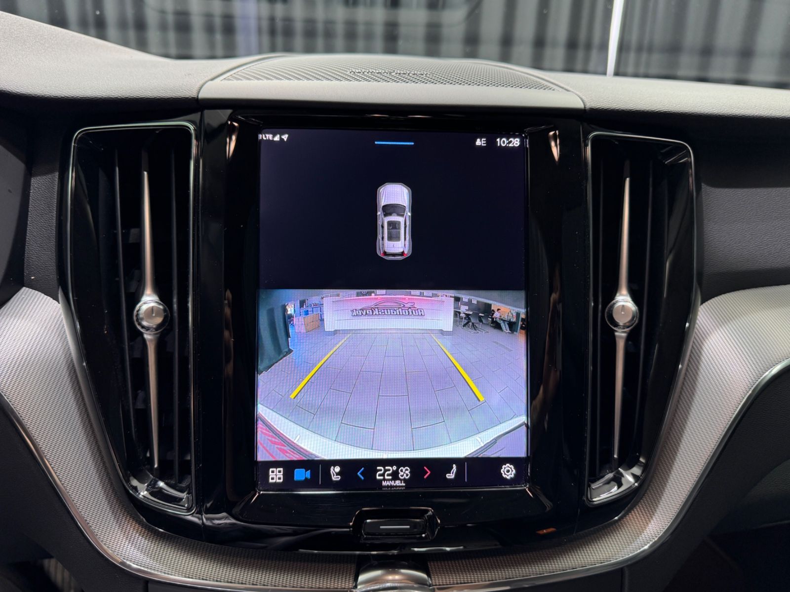 Fahrzeugabbildung Volvo XC 60 Plus Dark AWD |H/K|STDHZ|LED