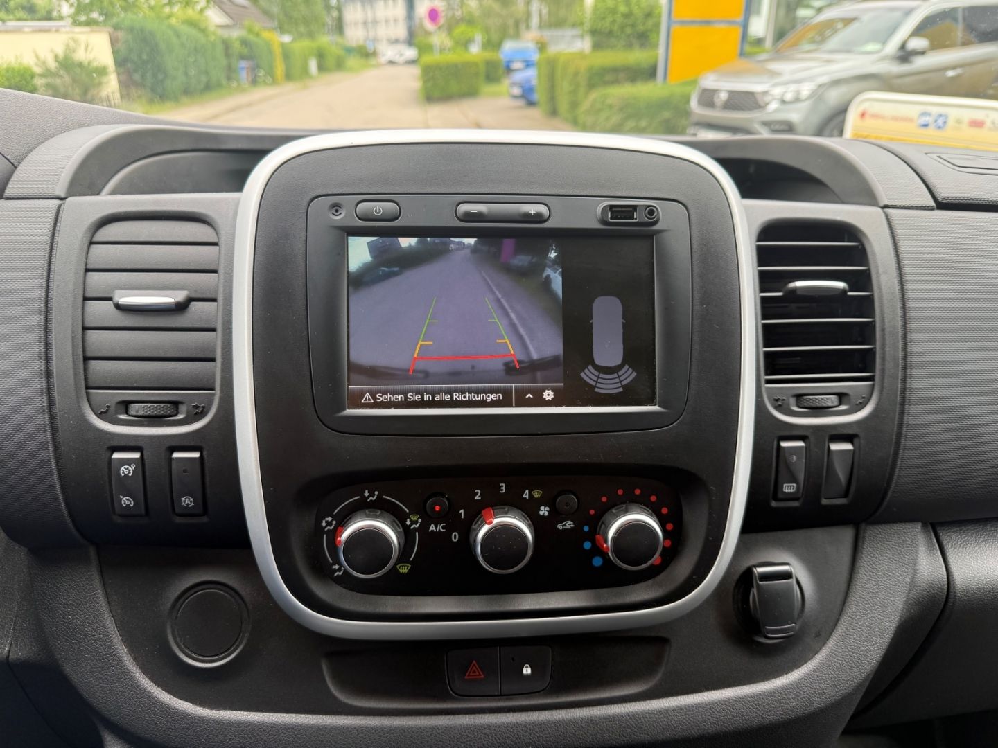 Fahrzeugabbildung Renault Trafic Life L2H1 - 9 Sitze + Rückfahrkamera