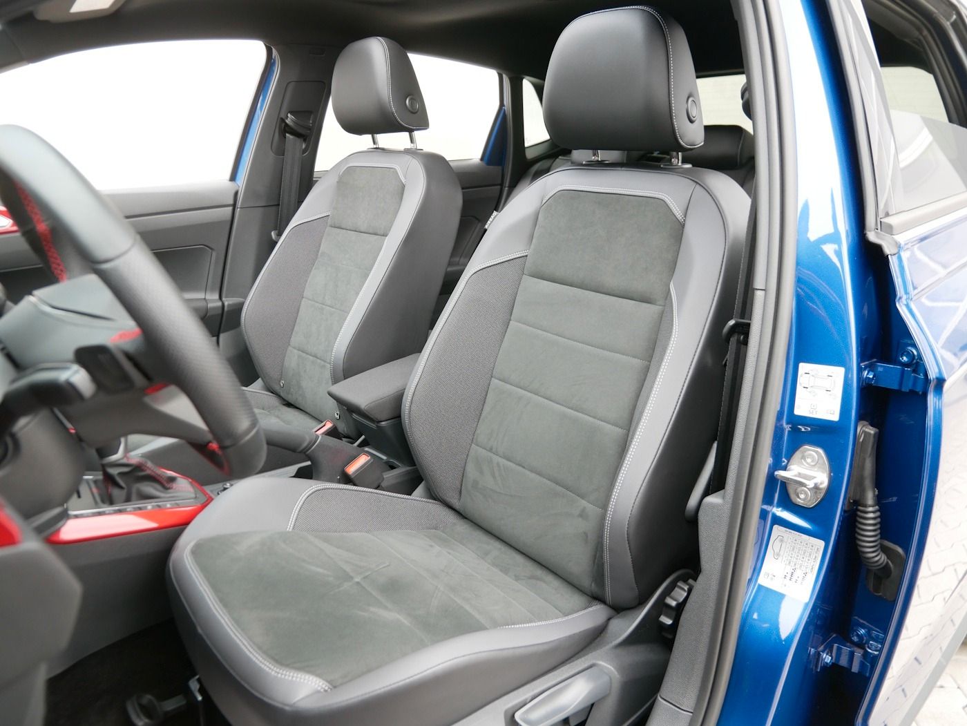 Fahrzeugabbildung Volkswagen Polo -VI 2.0 TSI GTI NEU43T DSG DACH MATRIX ACC