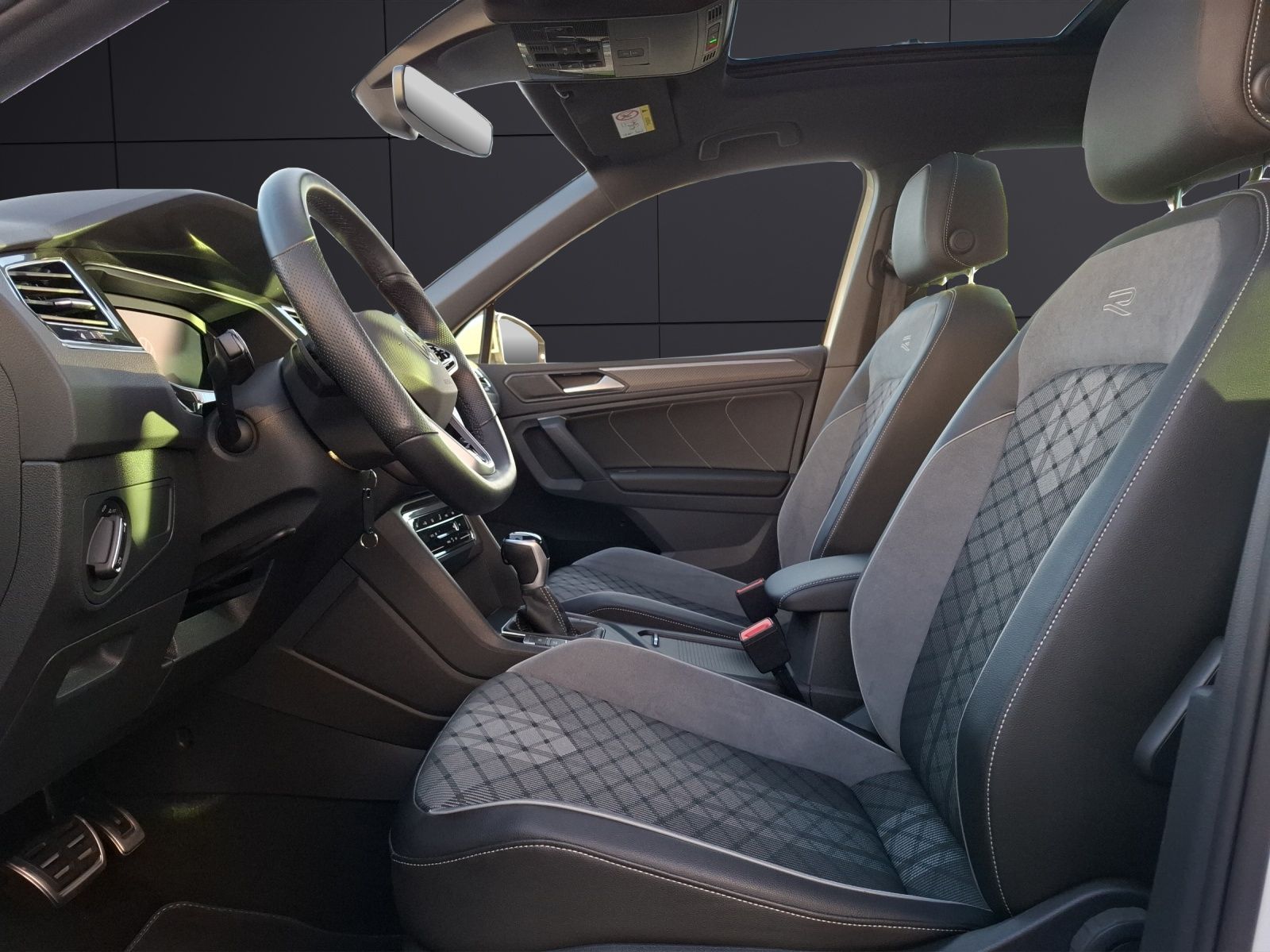 Fahrzeugabbildung Volkswagen Tiguan eHybrid R-Line DSG Matrix AHK Navi Pano A